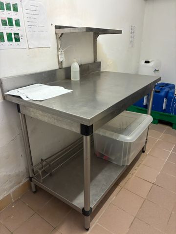 Table inox à dosseret et tablette d’entrejambe (120x70cm), suppor...