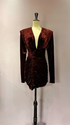 La robe est posée sur un support de mannequin sur lequel se trouve un mannequin.
