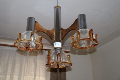 un lustre composé de trois lampes en verre suspendues au plafond