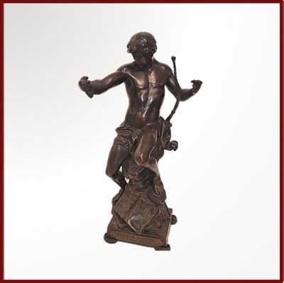 statue en bronze représentant un homme tenant une batte de baseball, posée sur un socle