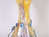 un vase en verre posé sur une table