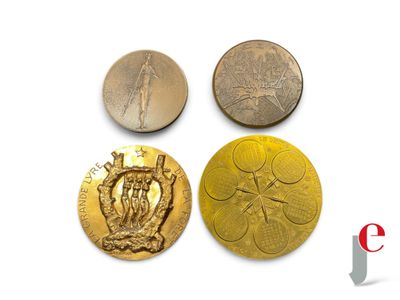 quatre types de pièces différents sont présentés sur une surface blanche