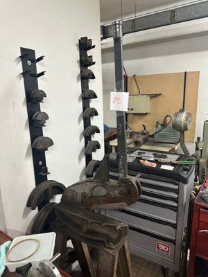 une photo d'un atelier avec des outils et un établi