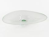 un bol en verre contenant une feuille verte