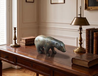 une statue d'ours polaire posée sur une table