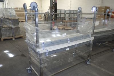 un chariot contenant de nombreux cartons dans un entrepôt
