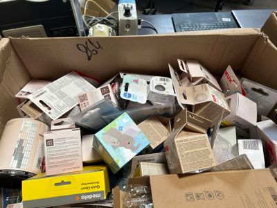 un carton rempli de matériel électronique et d'autres objets