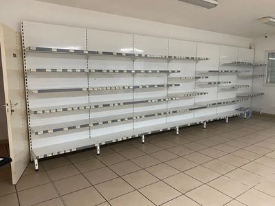 Un rayonnage métallique modulable à 6 travée