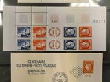 Deux timbres différents sont exposés dans une vitrine.