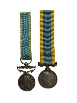 deux médailles et une médaille sur fond blanc