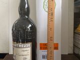 une bouteille de vin posée sur une table à côté d'une règle