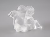 figurine représentant deux petits anges assis sur une surface blanche