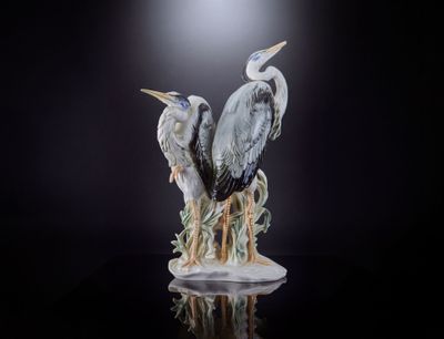deux oiseaux perchés au sommet d'une statue