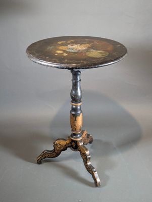 une petite table sur laquelle repose un plateau en métal