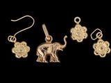 une image représentant un pendentif en forme d'éléphant doré sur fond noir