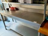 de nombreuses assiettes et bols posés sur une étagère en métal dans la cuisine