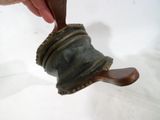 une personne qui tient un objet en bois dans sa main