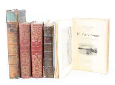 plusieurs vieux livres posés les uns sur les autres sur une surface blanche