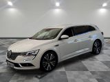 la voiture blanche est garée sur un carrelage à carreaux