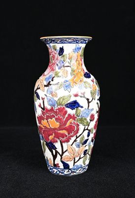 un vase orné d'un motif floral sur fond noir