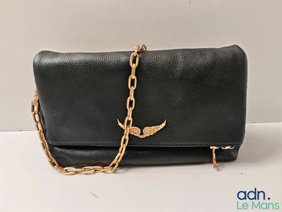 une image représentant un sac à main noir muni d'une chaîne dorée