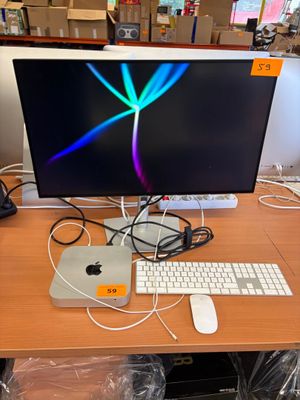un bureau équipé d'un ordinateur et d'un clavier