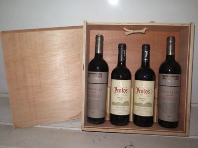 trois bouteilles de vin dans un coffret en bois posé sur le comptoir