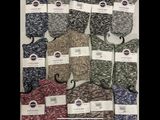les nombreuses paires de chaussettes exposées dans un magasin