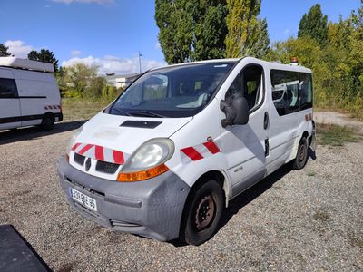 une camionnette blanche garée dans un parking