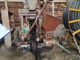 une machine qui se trouve à l'intérieur d'un bâtiment