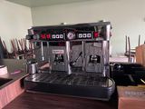 une machine à café posée sur une table dans une pièce