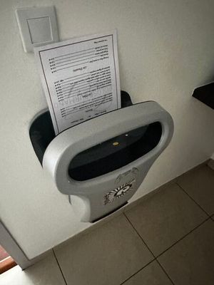 une photo d'un distributeur de papier dans des toilettes publiques
