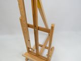 un chevalet en bois avec une poignée jaune sur fond blanc