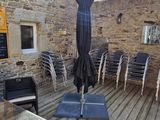 une terrasse équipée de chaises et d'un parasol