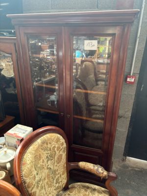 une chaise placée devant une armoire