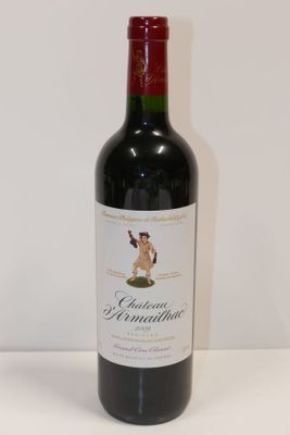 une bouteille de vin posée sur une table