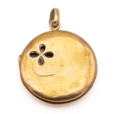 une image représentant un cadenas doré orné d'un trèfle à quatre feuilles
