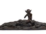 statue représentant un homme assis sur un rocher, avec un chien au premier plan