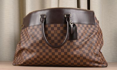 a brown and black handbag sitting on a table