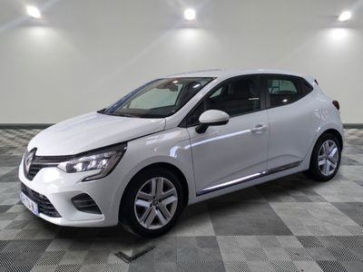 la voiture blanche est garée sur le sol à carreaux d'un garage