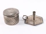 une paire de bougeoirs en métal argenté et un porte-bougie en métal argenté