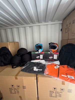de nombreux cartons et sacs à dos à l'arrière d'un camion de déménagement