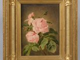 un tableau représentant des roses roses dans un cadre doré accroché au mur