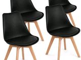 trois chaises noires aux pieds en bois, sur fond blanc