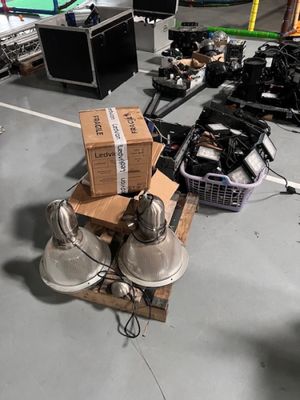 un tas d'appareils électroniques et d'autres objets par terre