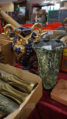 Un vase en céramique au col mouvementé , à revêtement façon … - Photo 1