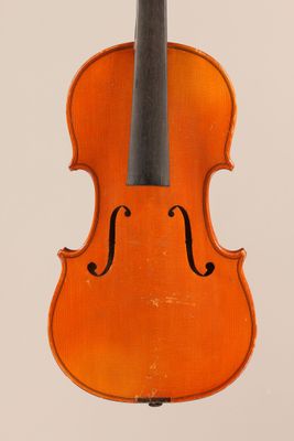 un violon orange avec un archet noir sur fond blanc