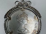 Gros plan sur une pièce de monnaie en argent portant un visage de femme