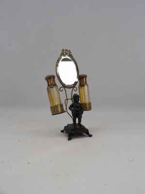 une petite statue représentant un homme tenant deux vases