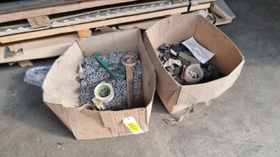 deux cartons contenant des objets différents, posés par terre